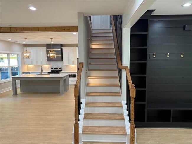 Building Photo - 320 Pine Valley Dr