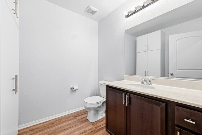 Building Photo - 1460 Mockingbird Ct