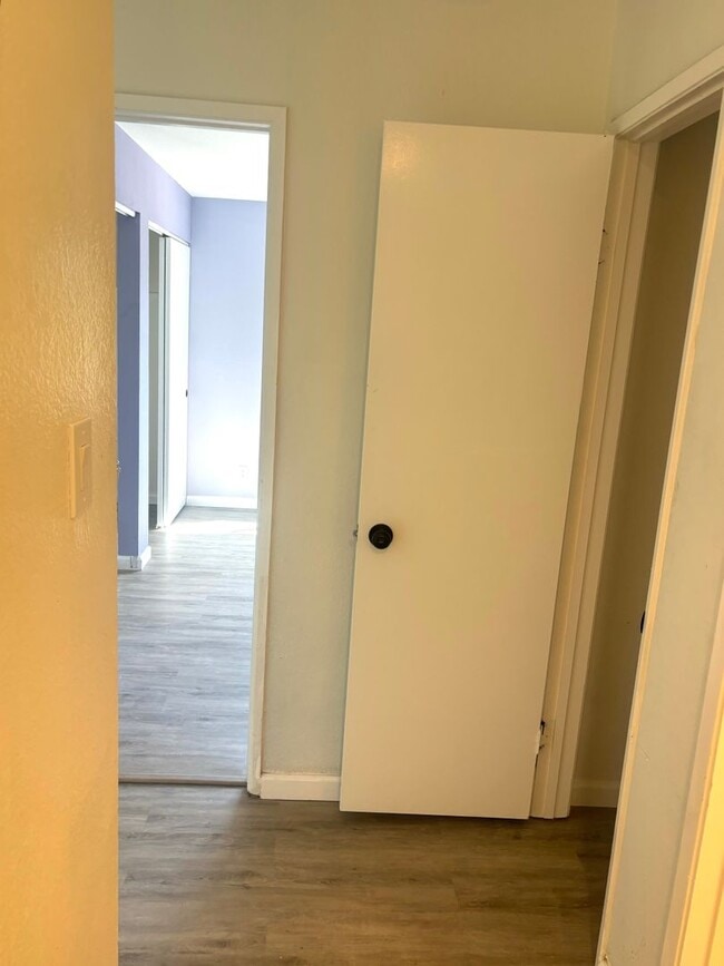 Building Photo - Redwood City Apartments Unit 5