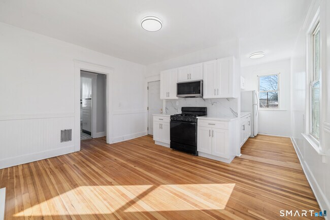 Building Photo - 196 Center St