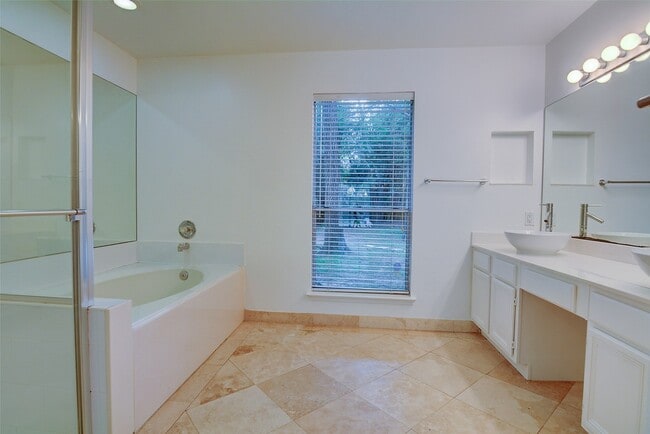Building Photo - 10 E Indian Sage Cir
