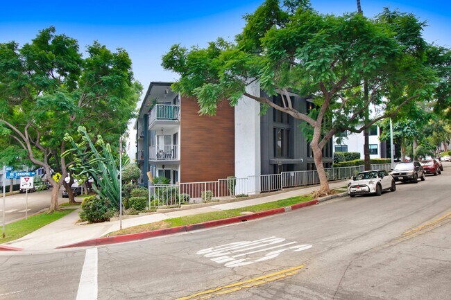 Building Photo - 8430 De Longpre