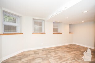Building Photo - 2326 N Southport Ave