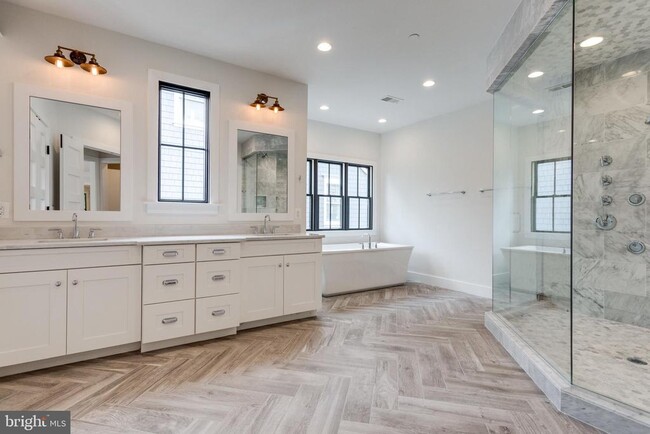 Building Photo - 5615 McLean Dr