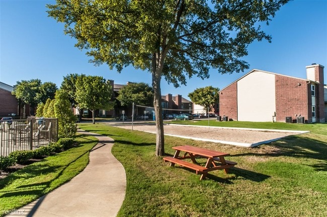 Building Photo - 1 br, 1 bath Apartment - Chatham Green
