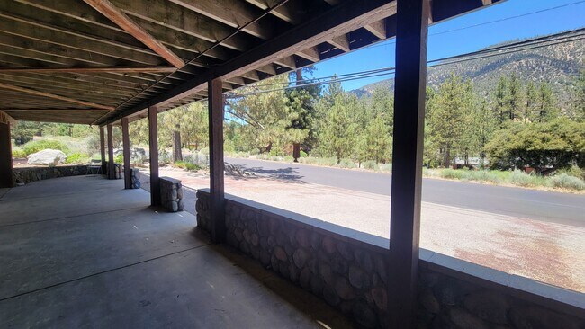 Building Photo - Spacious 6 Bedroom 5 Bathroom Within Walki...