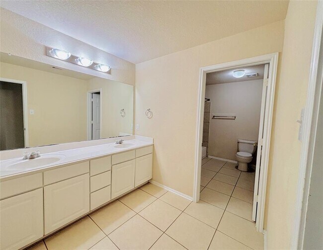 Building Photo - 14851 Fir Knoll Way