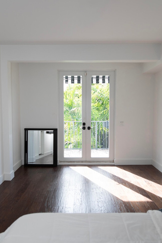 Building Photo - 634 SE 3rd Ave