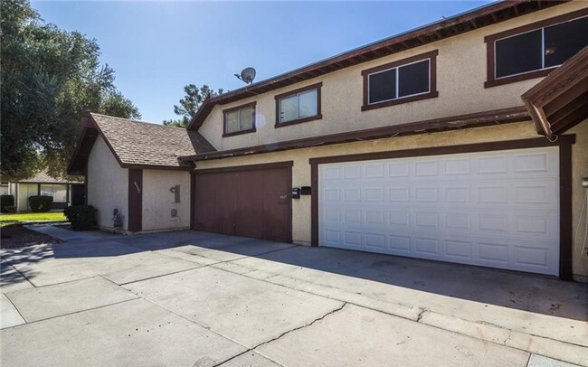 Building Photo - Gorgeous Townhome with a Courtyard !