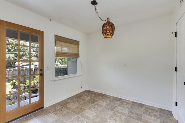 Building Photo - 615 Lischey Ave