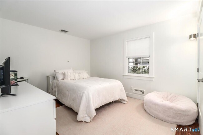 Building Photo - 58 Davenport Dr