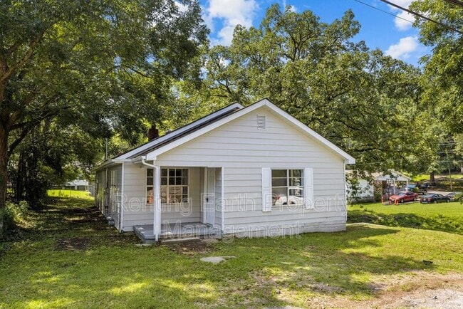 Building Photo - 705 5th Ave