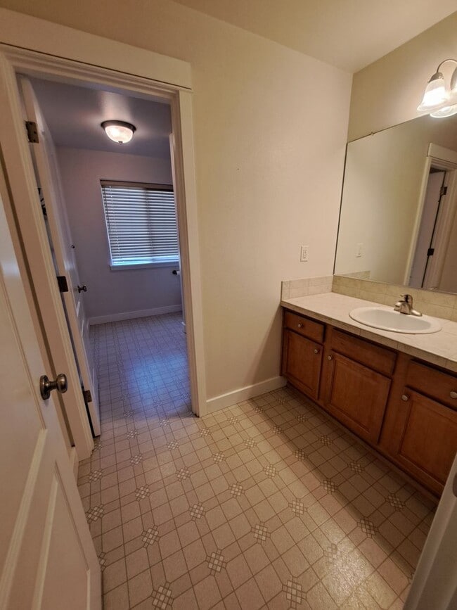 Building Photo - Secluded 5 bedroom Amazing Views Green Space