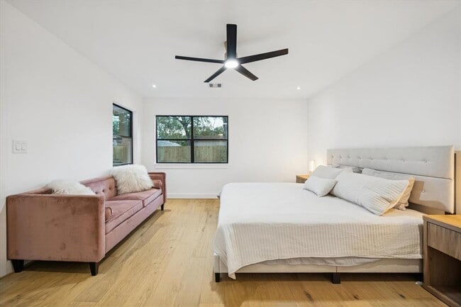 Building Photo - 1611 Ridgehaven Dr