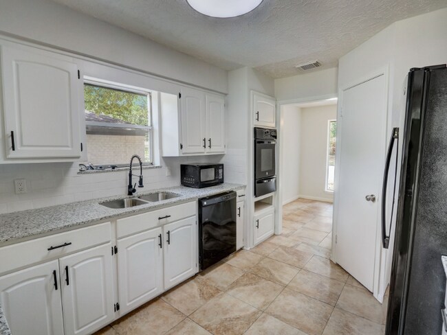 Building Photo - 1951 Round Spring Dr