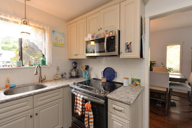 Building Photo - 911 Heritage Vlg