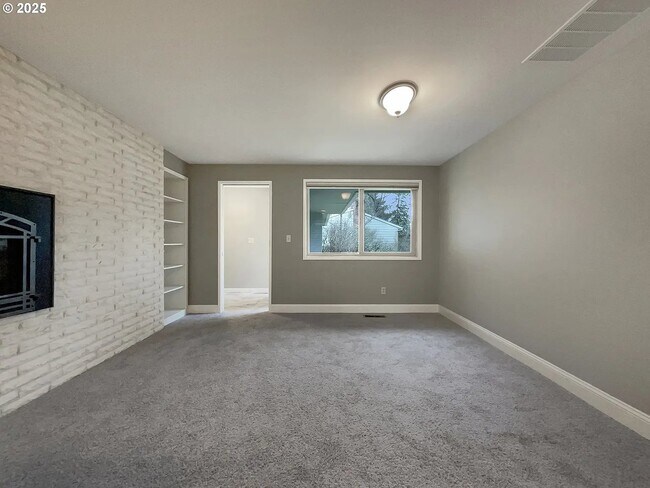 Building Photo - 1690 SW Woodland Terrace