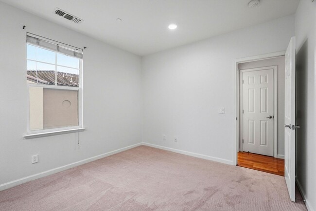 Building Photo - Spacious 2BR/2BA End-Unit Condo for rent in Warm Springs – Montebello Community