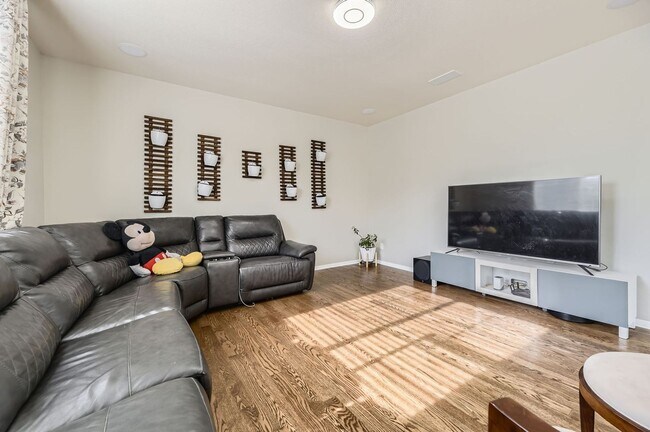 Building Photo - Beautiful 2 story 2,518 sq ft 4 bed 2.5 bath single family home