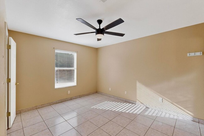 Building Photo - 3 bedroom, 2 bath single story home in Wes...