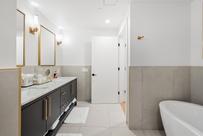 Building Photo - 70 Rainey St