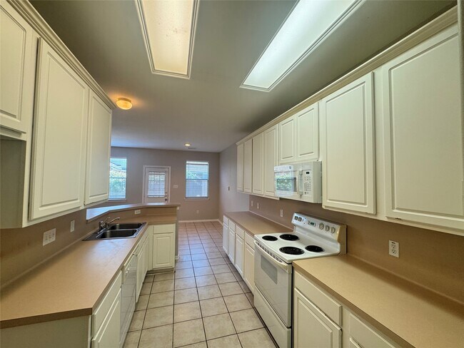Building Photo - 5711 Vinemont Ln