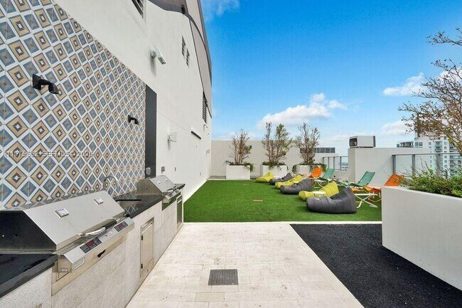 Building Photo - 1010 Brickell Ave