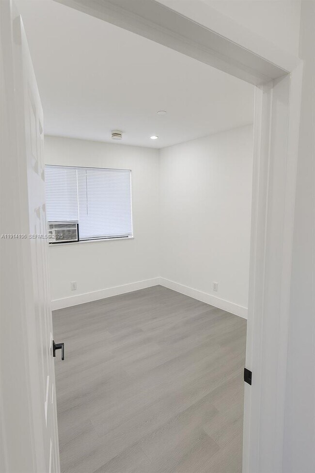 Building Photo - 417 NW 2nd Ave