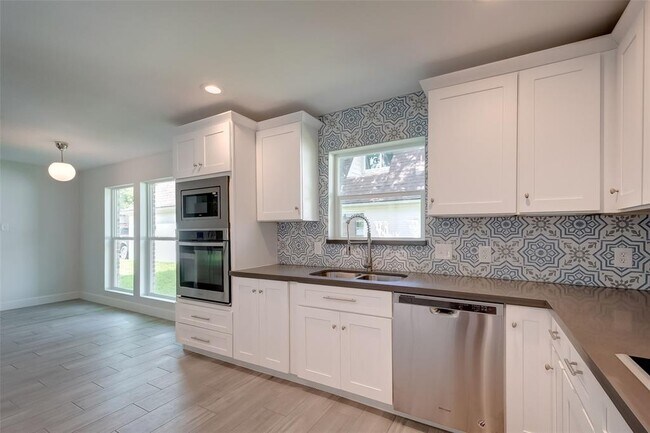 Building Photo - 818 Silvergate Dr