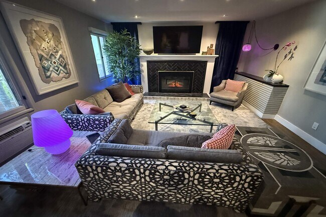 Building Photo - 2066 Glencoe Way