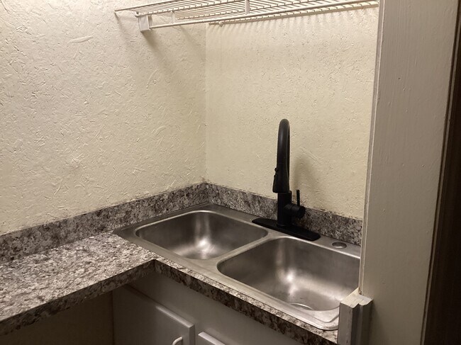 Building Photo - 612 Leawood Dr