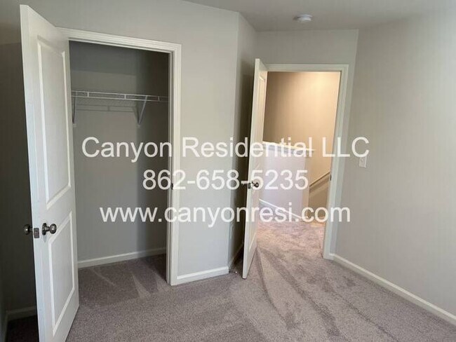 Building Photo - 535 Dayspring Dr