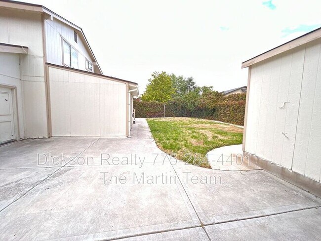 Building Photo - 306 E Quail St