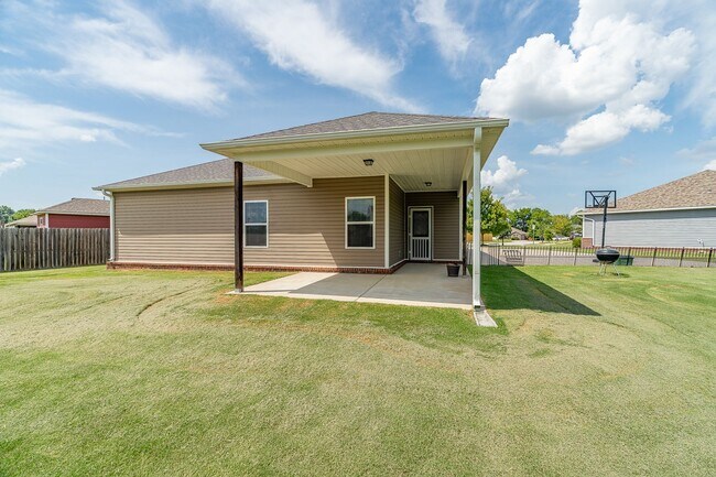 Building Photo - 3 Bedroom 2 Bath West Fay Home w/HUGE Backyard!