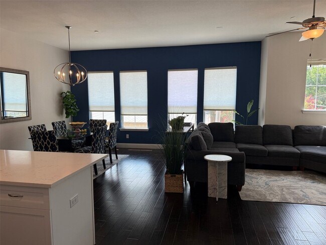 Building Photo - 111 Sumac St