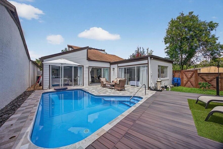 Building Photo - 7805 Baymeadows Cir W