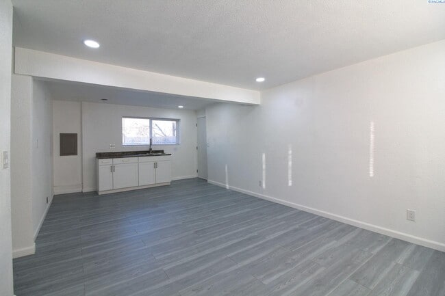 Building Photo - Updated West Kennewick 5 Bed/3 Bath House