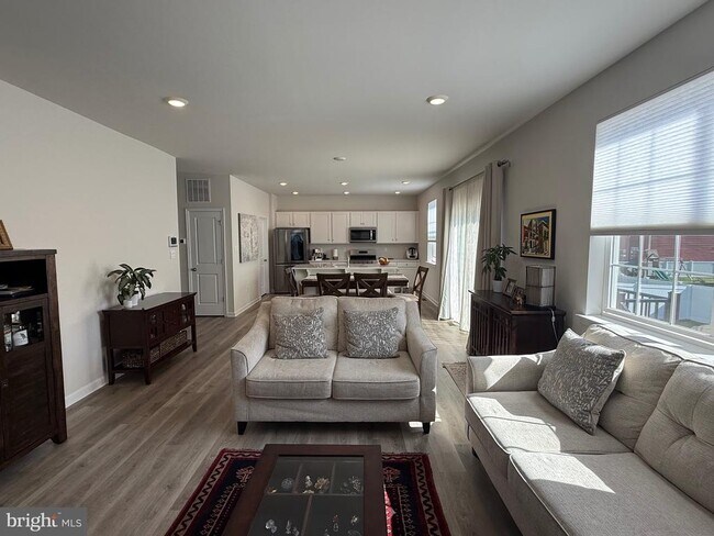 Building Photo - 13 Outsail Ave