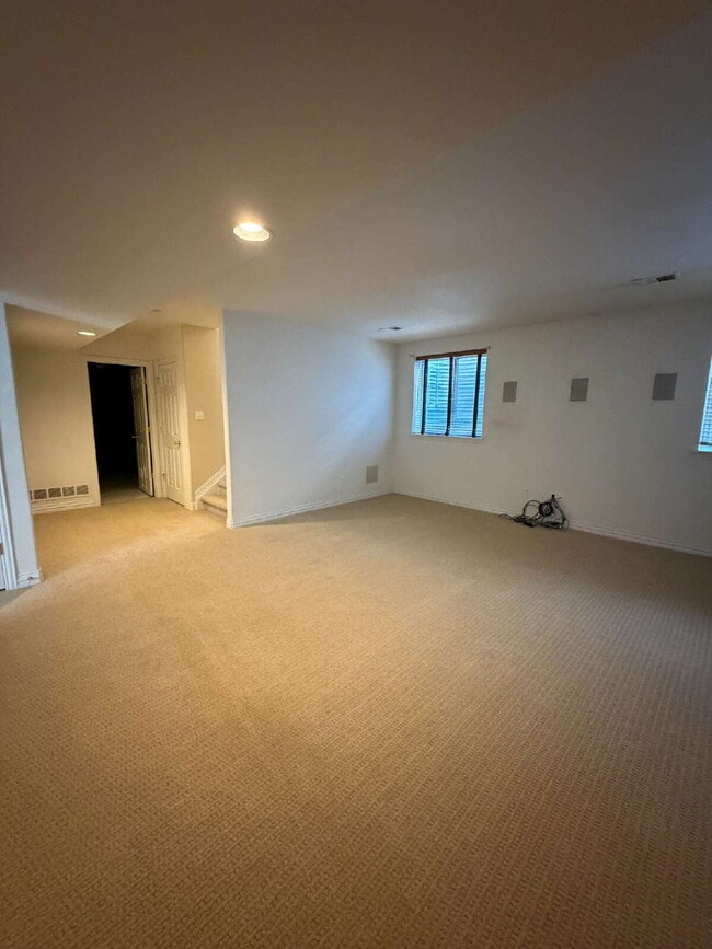 Building Photo - Don’t Miss out on this 4-bedroom 3 bath home in the gated Lighthouse Villas Community.