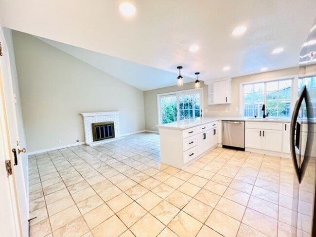 Building Photo - NEWLY RENOVATED- 4BD/2BA, Single-Family Home in Twin Creeks Area of San Ramon- Available NOW!