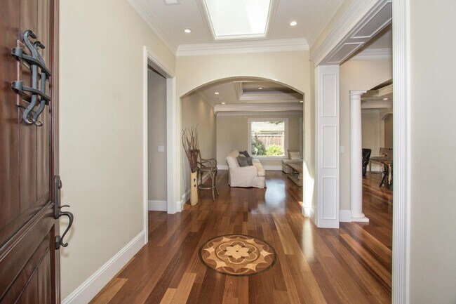 Building Photo - 446 Guadalupe Dr