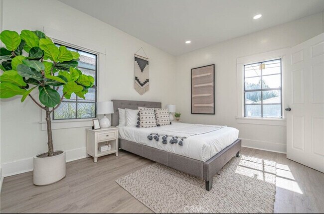 Building Photo - 1842 W 50th St