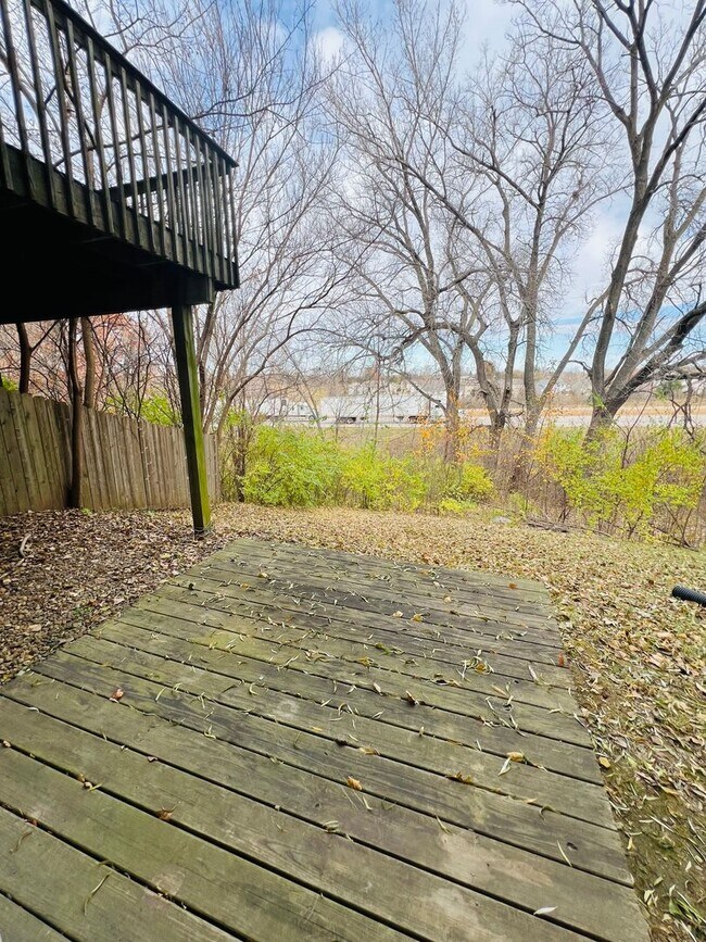 Building Photo - RENOVATED 4 bed 3.5 bath Duplex - Available for IMMEDIATE move in