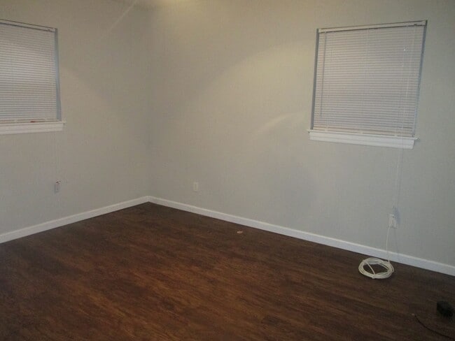 Building Photo - 3 Bedroom home in Sherwood Forest - VOUCHE...