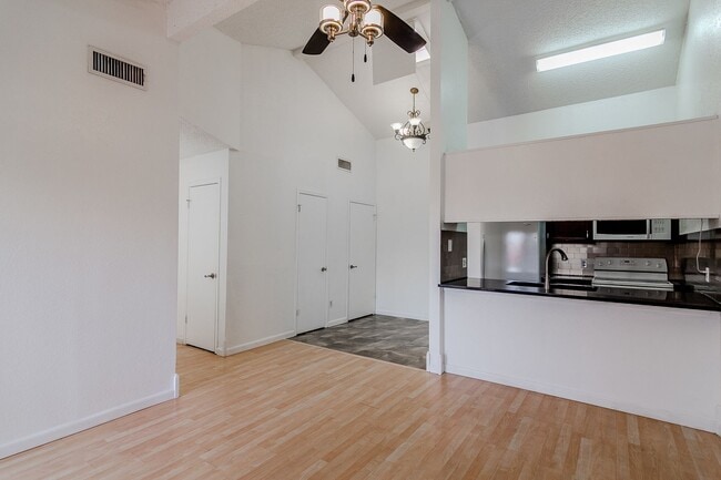 Building Photo - Pre-Leasing - Cute Charming 2-bedroom