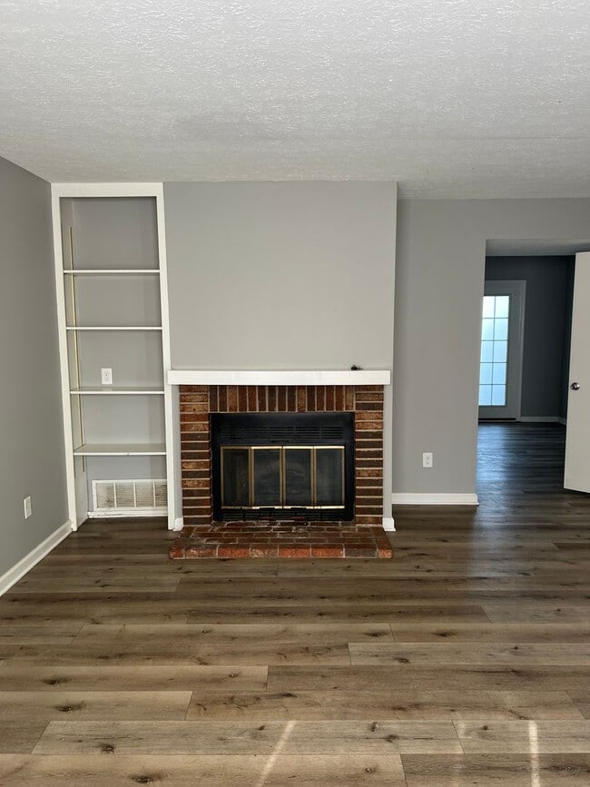 Building Photo - 2 bedroom 1.5 bath townhome