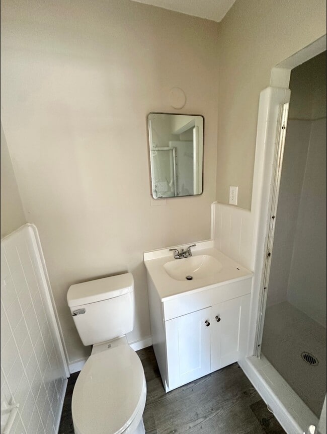 Building Photo - 1930 Granville Ave