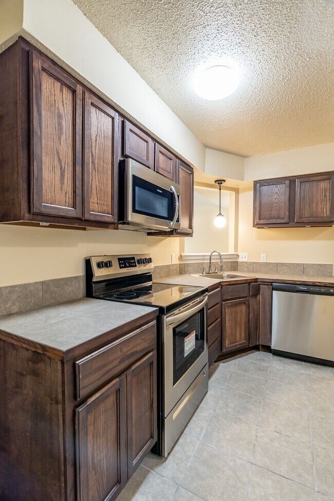 Building Photo - 559 S Ray Ave