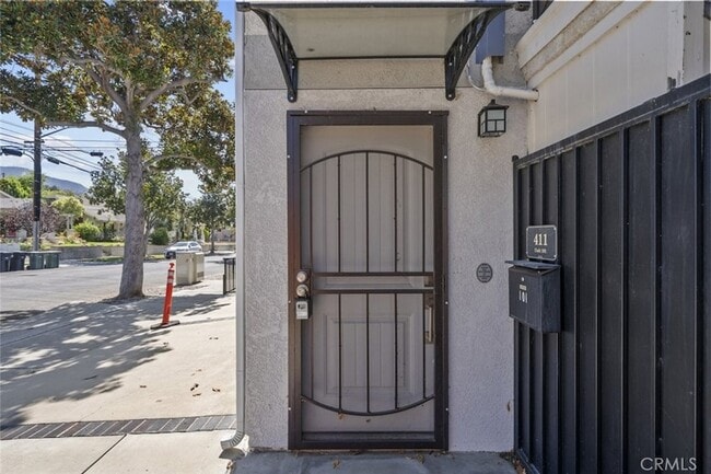 Building Photo - 411 S Kenneth Rd