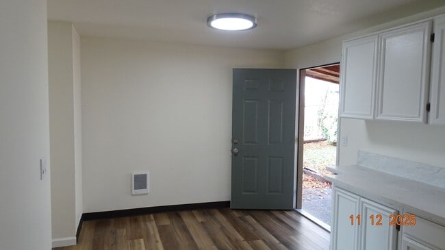 Building Photo - **AVAILABLE SOON** 3 Bedroom RANCH STYLE in Hillsboro!